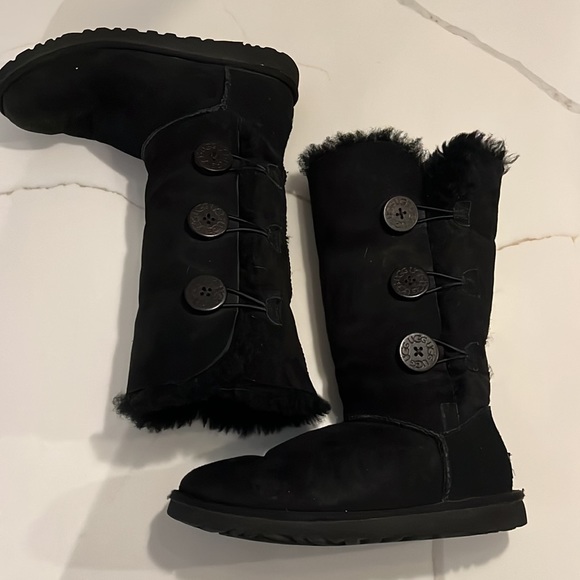 On Hold! UGG Bailey Button Fleece lined suede boots - Picture 2 of 9